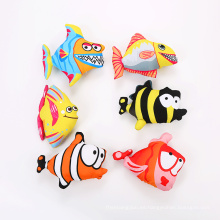 juguete de gato de pez con forma de dibujos animados con hierba gatera